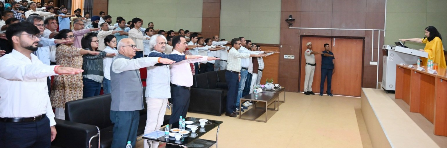 राष्ट्रीय जनगणना पर आयोजित कार्यक्रम में स्वगणना की शपथ दिलातीं जिला उपायुक्त अनुपमा अंजलि