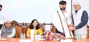 राष्ट्रीय जनगणना पर आयोजित कार्यक्रम में विशिष्ट अतिथि एसडीएम योगेश सैनी को स्मृति चिह्न भेंट करते समकुलपति प्रो. पवन कुमार शर्मा