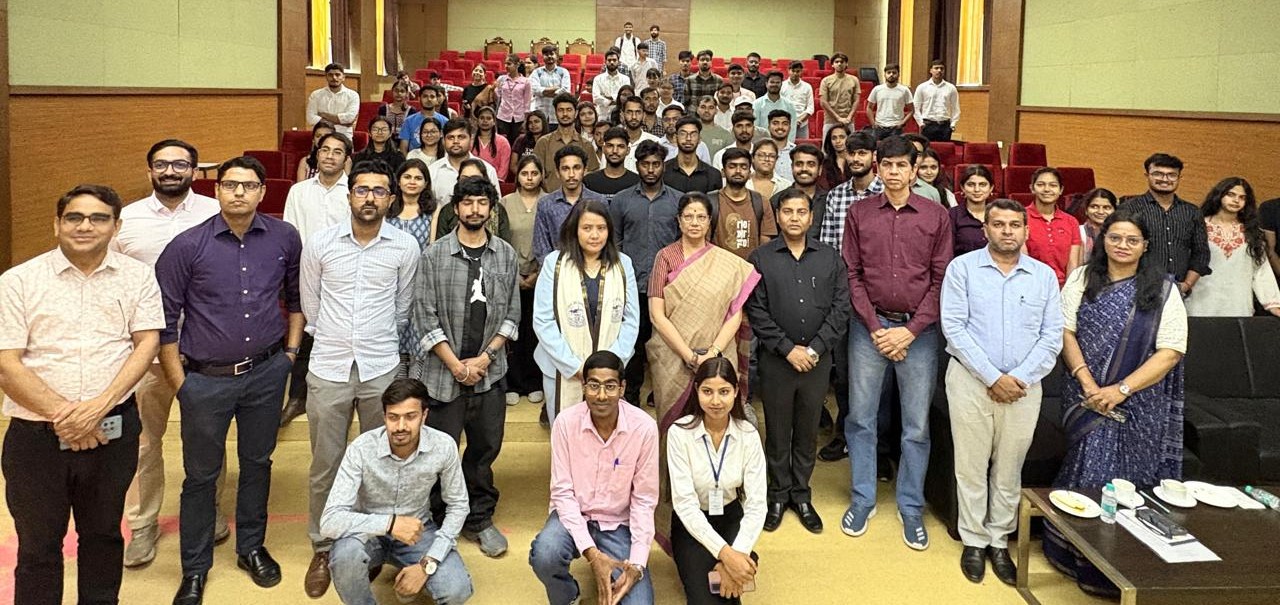 कार्यशाला में प्रतिभागिता करने वाले विशेषज्ञ, शिक्षक एवं विद्यार्थी