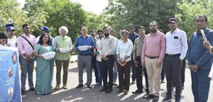 हकेवि परिसर में ‘पंखों का जीवन’ अभियान के तहत पानी के बर्तन रखते स्वयंसेवक