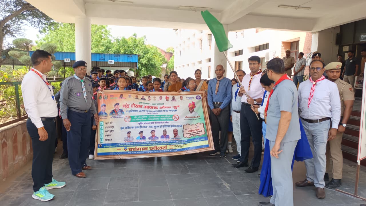 नशा मुक्ति जागरूकता रैली को हरी झंडी दिखाकर रवाना करते एसडीएम अनिरुद्ध यादव।