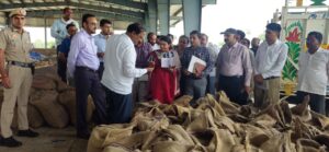 नारनौल अनाज मंडी में निरीक्षण के दौरान व्यवस्थाओं का जायजा लेते डॉ. राजा शेखर वंडरु व अन्य अधिकारी।