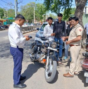 नारनौल में ट्रैफिक पुलिस का सख्त अभियान, नियम तोड़ने वालों के कटे चालान