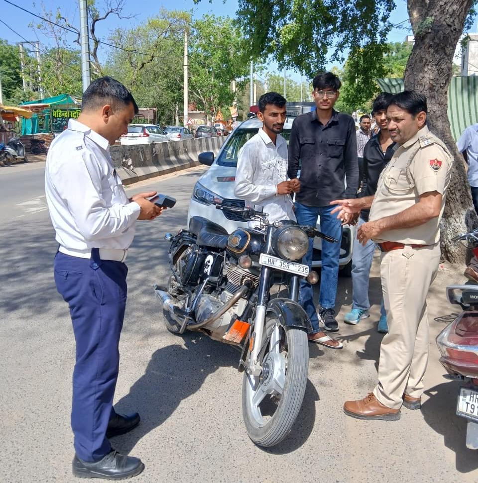 नारनौल में ट्रैफिक पुलिस का सख्त अभियान, नियम तोड़ने वालों के कटे चालान