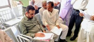 नारनौल में DC मनोज कुमार ने वेटिंग एरिया में बैठकर सुनीं जनसमस्याएं