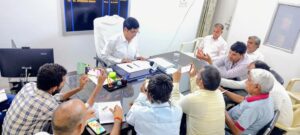 वार्ड-14 उपचुनाव की घोषणा के बाद मीडिया से बातचीत करते एसडीएम