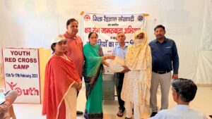 नारनौल में आयोजित कार्यक्रम के दौरान जरूरतमंद मरीज को पोषण किट वितरित करते सदस्य।