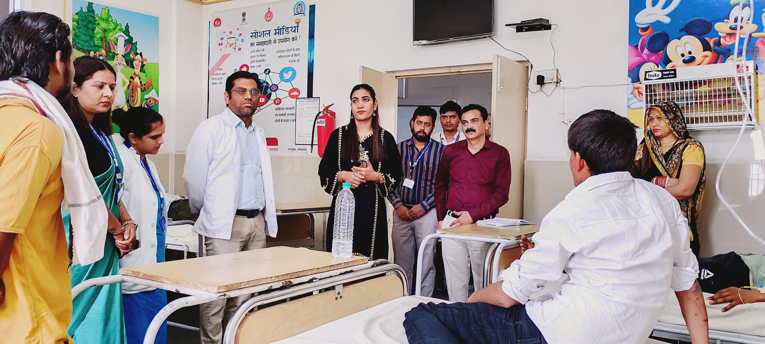 नशा मुक्ति केंद्र में मरीजों से बातचीत करती सीजेएम नीलम कुमारी।