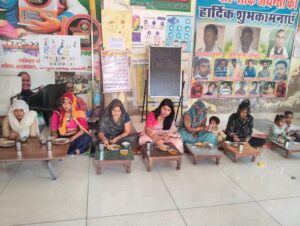 पारंपरिक देशी भोजन ग्रहण करती महिलाएं।