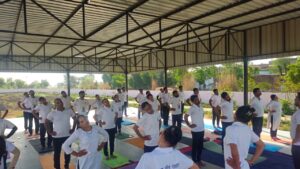 प्रोटोकॉल का अभ्यास करते हुए जिला समन्वयक अधिकारी व समस्त जिले के योग सहायक।