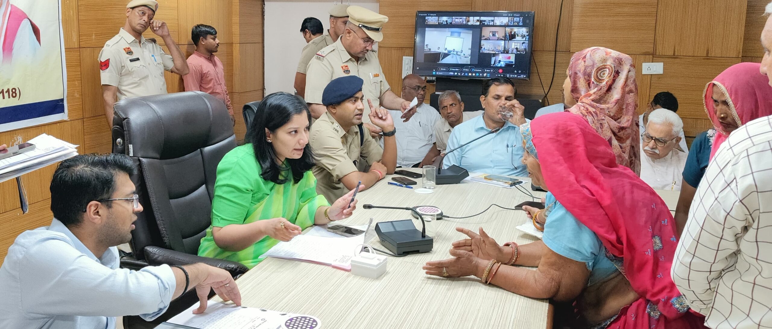 आमजन की शिकायतें सुनती डीसी अनुपमा अंजलि।