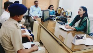 अधिकारियों की बैठक लेते सीजेएम नीलम कुमारी।