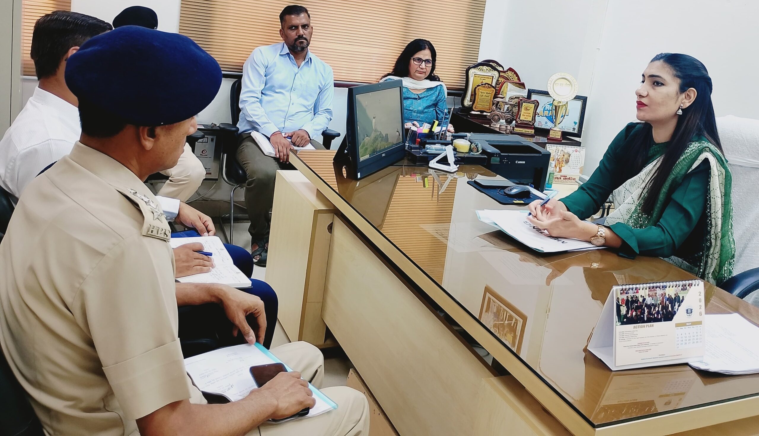 अधिकारियों की बैठक लेते सीजेएम नीलम कुमारी।