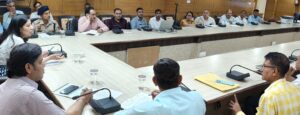 नीट परीक्षा को लेकर अधिकारियों की बैठक लेती डीसी अनुपमा अंजली।