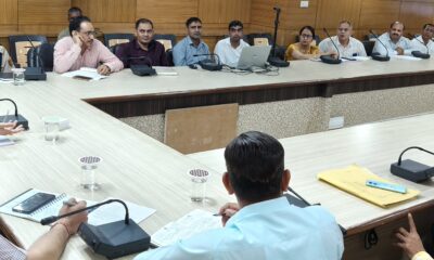 नीट परीक्षा को लेकर अधिकारियों की बैठक लेती डीसी अनुपमा अंजली।