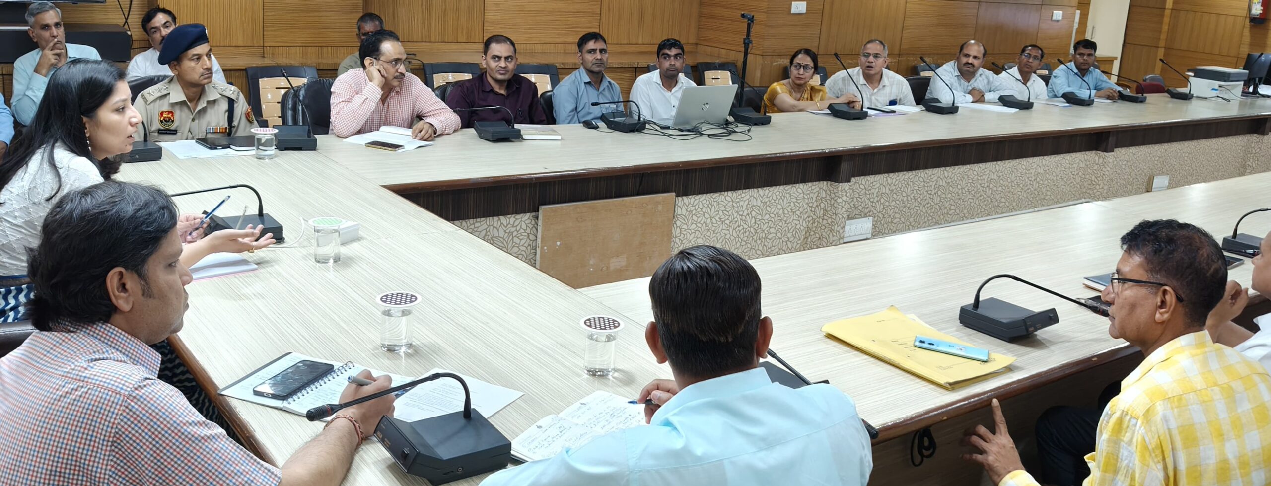 नीट परीक्षा को लेकर अधिकारियों की बैठक लेती डीसी अनुपमा अंजली।