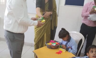 बच्चों को खाद्य सामग्री वितरित करते जिला एवं सत्र न्यायाधीश नरेंद्र सूरा व सीजेएम नीलम कुमारी।