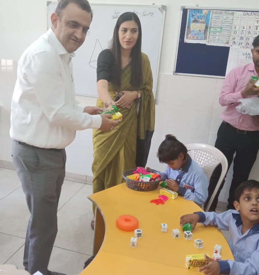 बच्चों को खाद्य सामग्री वितरित करते जिला एवं सत्र न्यायाधीश नरेंद्र सूरा व सीजेएम नीलम कुमारी।