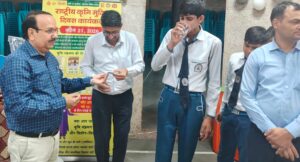 बच्चों को एलबेंडाजोल की गोली खिलाते सिविल सर्जन डॉ अशोक कुमार।