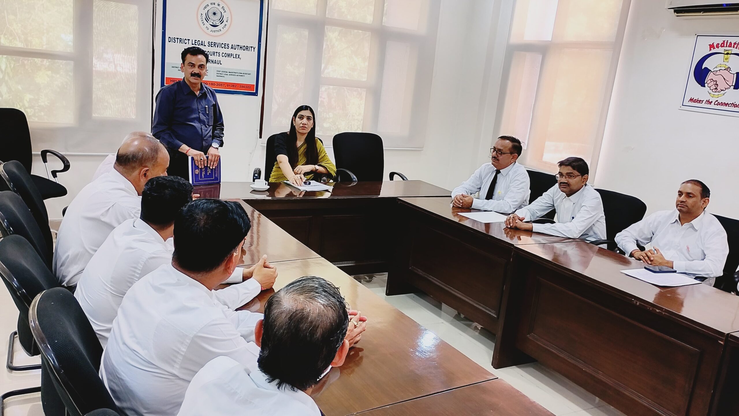 फोटो-बैठक लेती सीजेएम नीलम कुमारी।