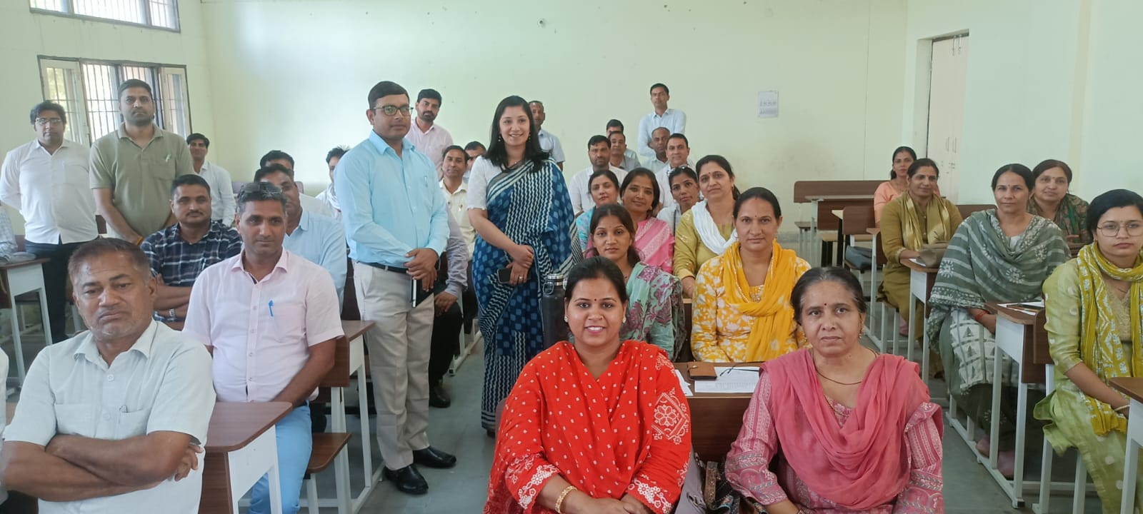 फोटो-पीजी कॉलेज में प्रशिक्षण के दौरान अधिकारियों को प्रोत्साहित करती डीसी अनुपमा अंजली।