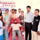 मानव सेवा की मिसाल: रक्तदान करते युवक के साथ उपस्थित अधिकारी व समाजसेवी