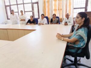 पैनल अधिवक्ताओं व पैरा लीगल वॉलंटियर्स की बैठक लेती सीजेएम नीलम कुमारी।