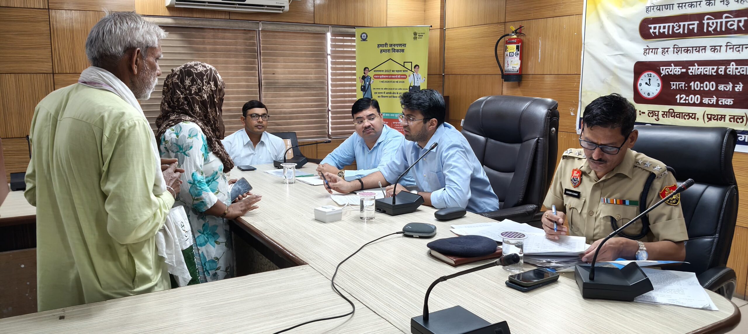 एसडीएम आईएएस अनिरुद्ध यादव ने शिकायतें सुनीं।