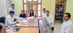 एसडीएम कार्यालय में नामांकन के दौरान मौजूद प्रत्याशी और समर्थक