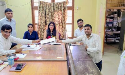 एसडीएम कार्यालय में नामांकन के दौरान मौजूद प्रत्याशी और समर्थक