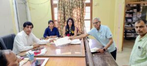 वार्ड-14 चुनाव के लिए नामांकन के दौरान प्रशासनिक निगरानी का दृश्य