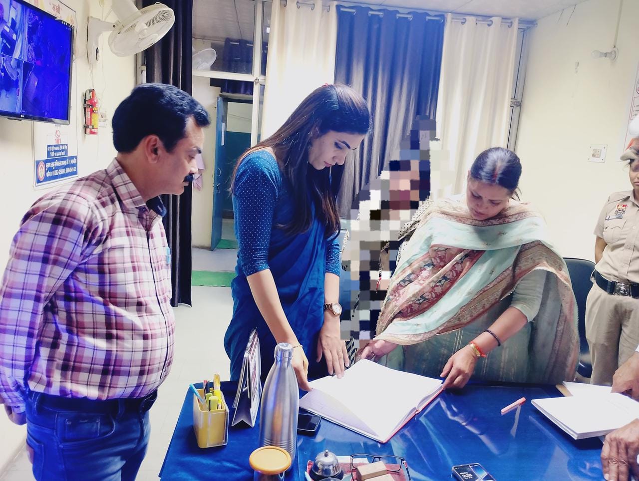 रिकॉर्ड की जांच करती सीजेएम नीलम कुमारी।