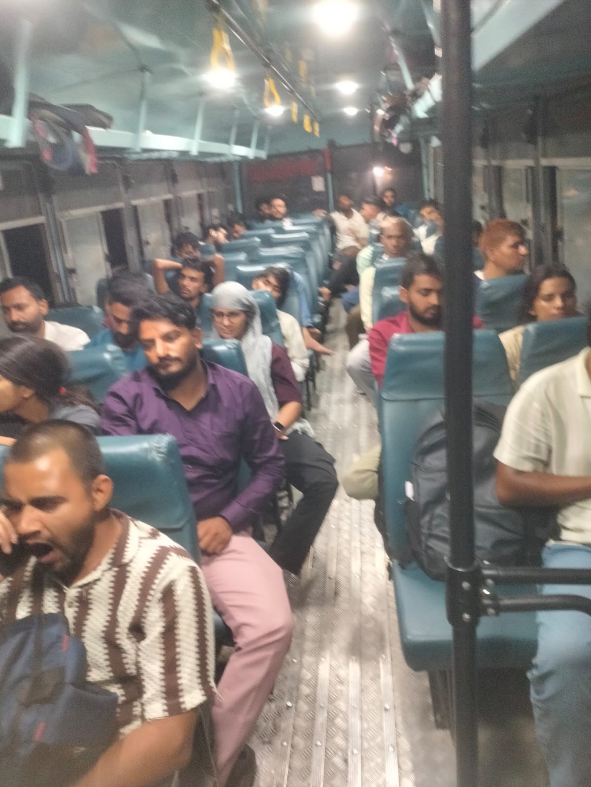 एचपीएससी की परीक्षा देने के लिए रोडवेज की यात्रा करते अभ्यर्थी।