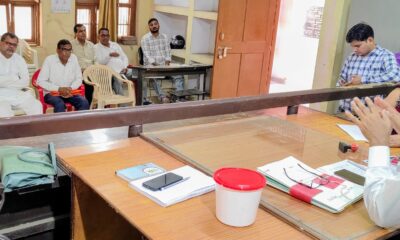 चुनाव चिन्ह आवंटित करते चुनाव रिटर्निंग अधिकारी एवं एसडीएम डॉ. जितेंद्र सिंह।