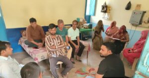 बैठक के दौरान ग्रामीणों के साथ पेयजल व्यवस्था पर चर्चा करते विभागीय अधिकारी।