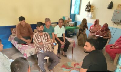 बैठक के दौरान ग्रामीणों के साथ पेयजल व्यवस्था पर चर्चा करते विभागीय अधिकारी।