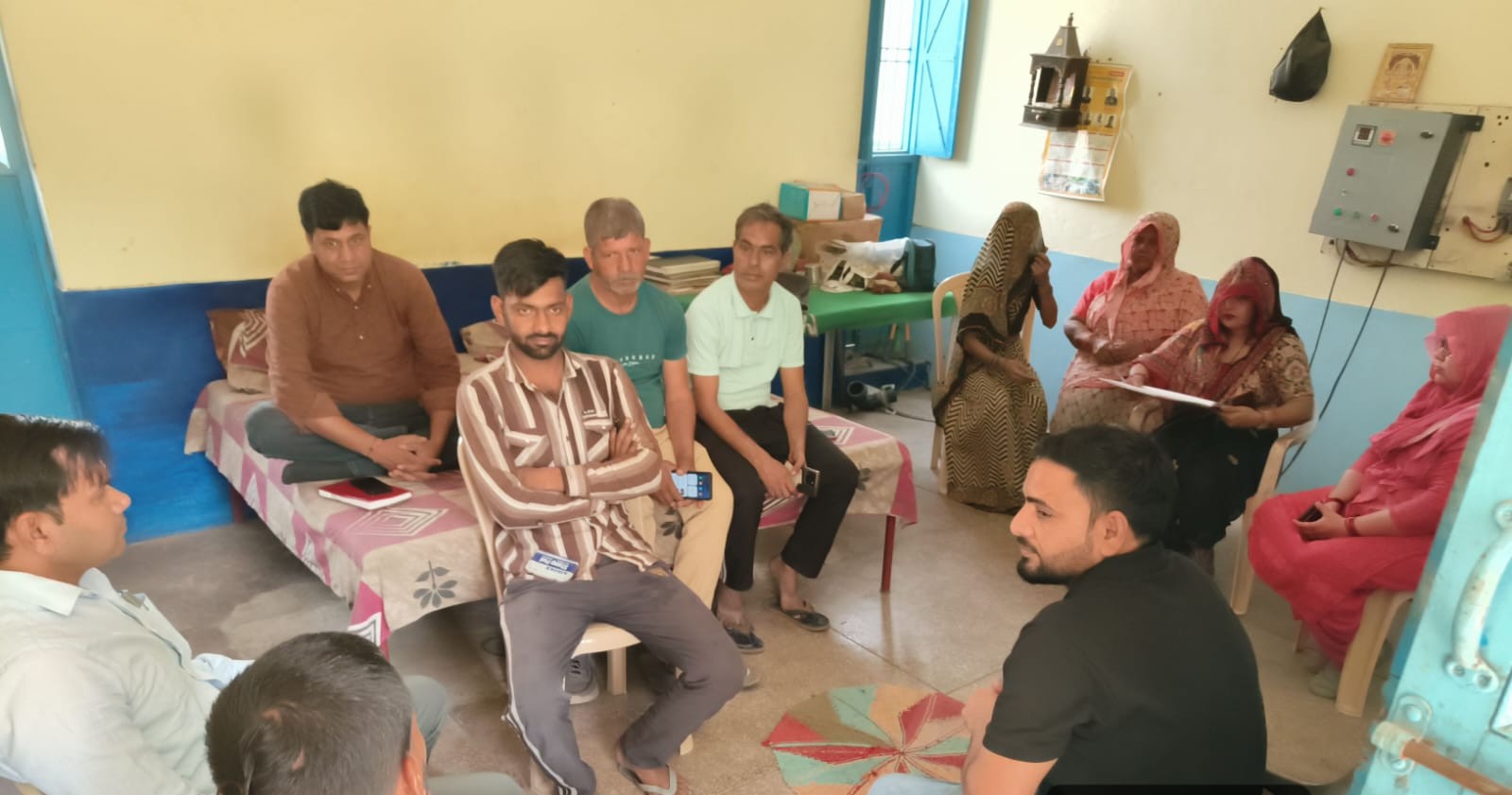 बैठक के दौरान ग्रामीणों के साथ पेयजल व्यवस्था पर चर्चा करते विभागीय अधिकारी।