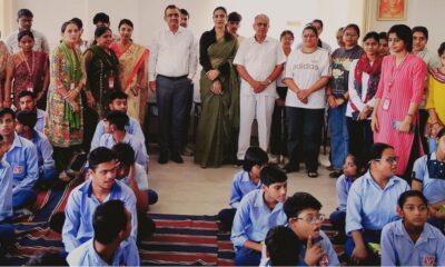 नारनौल। बच्चों की प्रगति और उनके सीखने के वातावरण का जायजा लेते जिला एवं सत्र न्यायाधीश नरेंद्र सूरा। साथ में सीजेएम नीलम कुमारी