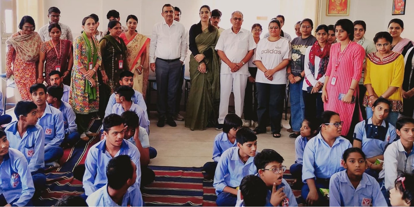 नारनौल। बच्चों की प्रगति और उनके सीखने के वातावरण का जायजा लेते जिला एवं सत्र न्यायाधीश नरेंद्र सूरा। साथ में सीजेएम नीलम कुमारी