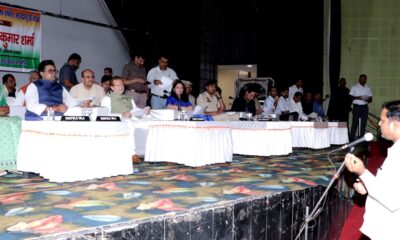 नारनौल | जिला लोक संपर्क एवं जन परिवेदना समिति की बैठक लेते सहकारिता मंत्री डॉ. अरविंद कुमार शर्मा।