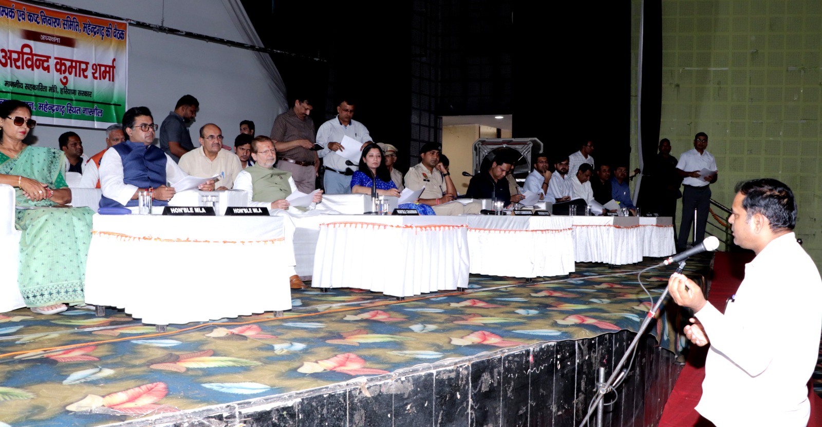 नारनौल | जिला लोक संपर्क एवं जन परिवेदना समिति की बैठक लेते सहकारिता मंत्री डॉ. अरविंद कुमार शर्मा।