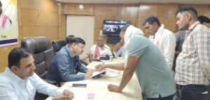 समाधान शिविर में अधिकारियों के समक्ष अपनी समस्याएं रखते नागरिक