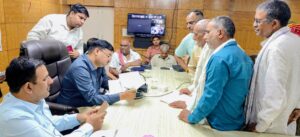 लघु सचिवालय में आयोजित शिविर में शिकायतों की सुनवाई करते अधिकारी