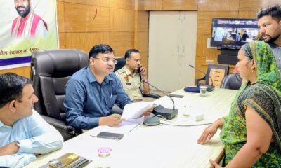 आमजन की समस्याएंं सुनते जिला परिषद के सीईओ निर्मल नागर।