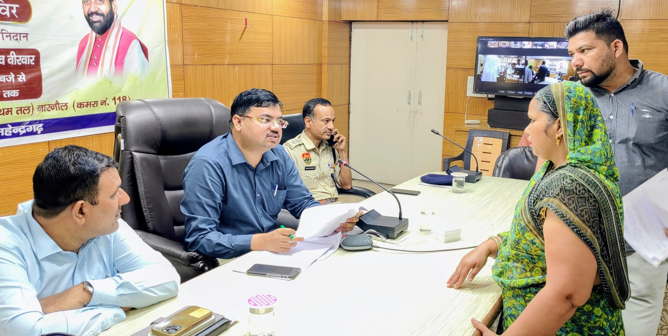 आमजन की समस्याएंं सुनते जिला परिषद के सीईओ निर्मल नागर।