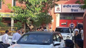 हिसार सेंट्रल जेल-2 से रिहा होकर काफिले के साथ निकलता रामपाल।