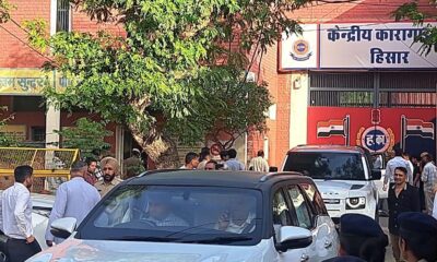 हिसार सेंट्रल जेल-2 से रिहा होकर काफिले के साथ निकलता रामपाल।