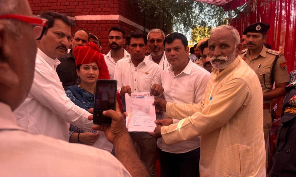निजामपुर |स्वास्थ्य मंत्री को ज्ञापन सौंपते स्थानीय लोग