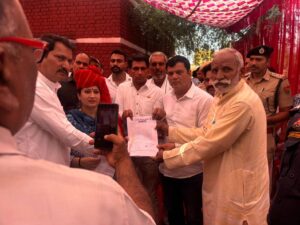 निजामपुर |स्वास्थ्य मंत्री को ज्ञापन सौंपते स्थानीय लोग