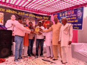 ग्राम बिगोपुर में डॉ. भीमराव अंबेडकर की 135वीं जयंती पर आयोजित कार्यक्रम में मौजूद ग्रामीण और अतिथि।